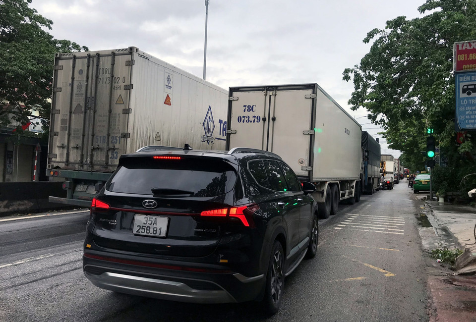 Do lưu thông qua đoạn đường ngập khó khăn nên đã xảy ra tình trạng ùn ứ kéo dài gần 2km trên Quốc lộ 1A (đoạn qua trị trấn Cầu Giát, huyện Quỳnh Lưu). (Ảnh: Văn Tý/TTXVN)