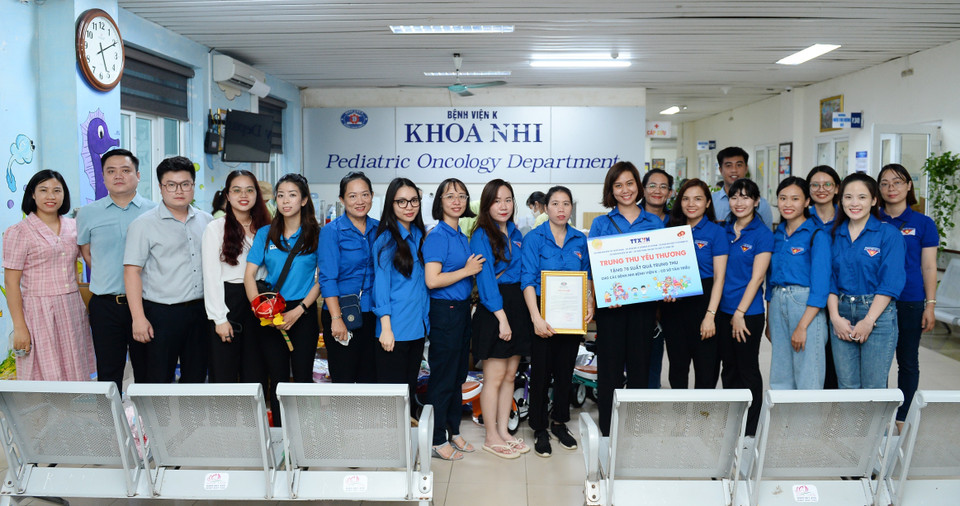 Các đoàn viên của TTXVN và Bộ Y tế tổ chức chương trình thiện nguyện Trung thu yêu thương tặng 70 suất quà cho các bệnh nhi Bệnh viện K.(Ảnh: Minh Đức/TTXVN)