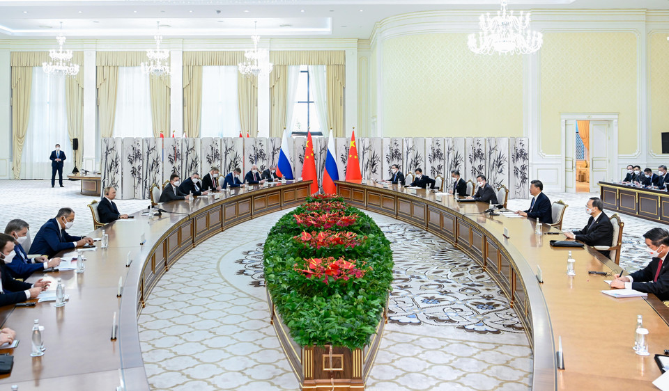 Ngày 15/9/2022, bên lề Hội nghị thượng đỉnh Tổ chức Hợp tác Thượng Hải (SCO) lần thứ 22 tại thành phố Samarkand (Uzbekistan), Tổng thống Nga Vladimir Putin và Chủ tịch Trung Quốc Tập Cận Bình đã hội đàm trực tiếp. Tổng thống Putin bày tỏ tin tưởng rằng cuộc hội đàm này sẽ tạo thêm động lực cho quan hệ đối tác chiến lược Nga-Trung. Về phần mình, Chủ tịch Tập Cận Bình khẳng định với tư cách là các cường quốc, Trung Quốc sẵn sàng cùng Nga đưa thế giới đang chứng kiến những thay đổi lớn lên quỹ đạo phát triển bền vững và tích cực. (Ảnh: THX/ TTXVN)