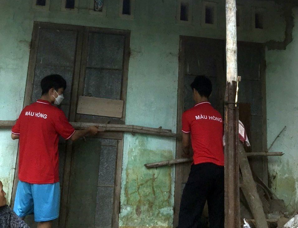  Các tình nguyện viên Hội Chữ thập đỏ Đà Nẵng giúp dân chằng chống nhà cửa ứng phó với bão số 4. (Ảnh: Trần Lê Lâm/TTXVN)