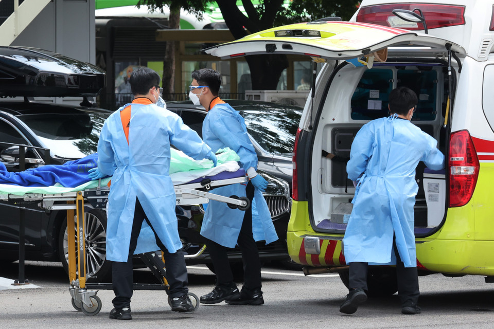 Nhân viên y tế chuyển bệnh nhân COVID-19 tới bệnh viện tại Seoul, Hàn Quốc, ngày 21/8/2022. (Ảnh: Yonhap/ TTXVN)