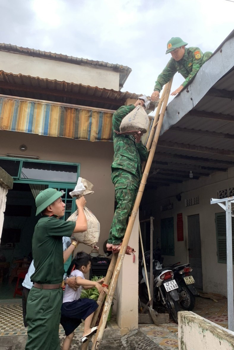 Bộ đội Biên phòng Đà Nẵng giúp dân chèn chống nhà cửa nhằm ứng phó với bão số 4. (Ảnh: TTXVN phát)