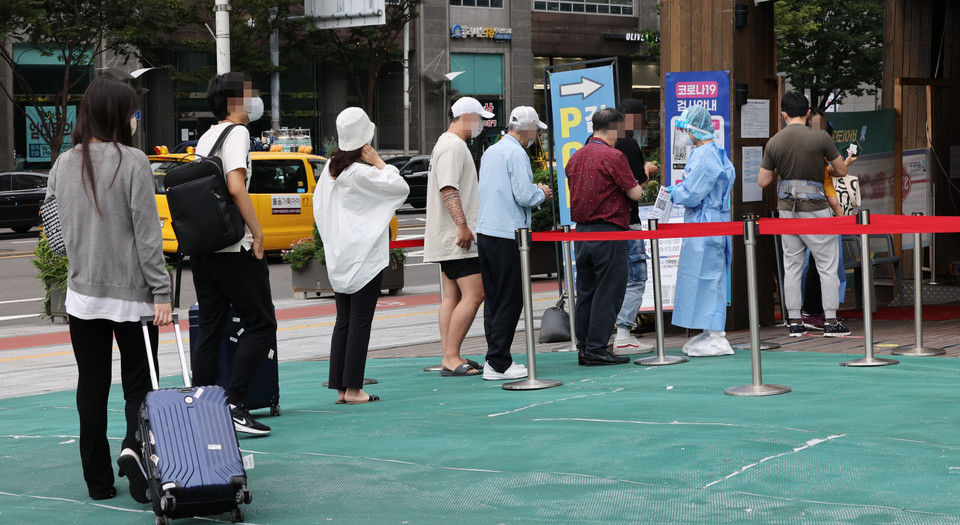 Ngày 14/9/2022, Tổng Giám đốc Tổ chức Y tế thế giới (WHO) Tedros Adhanom Ghebreyesus nhận định thế giới đang ở thời điểm thuận lợi nhất để chấm dứt đại dịch COVID-19, vốn đã cướp đi sinh mạng của 6 triệu người, và mục tiêu này hoàn toàn trong tầm tay. Lãnh đạo WHO cho biết số ca mắc mới và tử vong vì COVID-19 hàng tuần đã giảm xuống mức thấp nhất kể từ tháng 3/2020 và ông kêu gọi thế giới nắm lấy cơ hội để chấm dứt đại dịch. Trong ảnh: Người dân xếp hàng chờ xét nghiệm COVID-19 tại Seoul, Hàn Quốc, ngày 13/9/2022. (Ảnh: IRNA/ TTXVN)