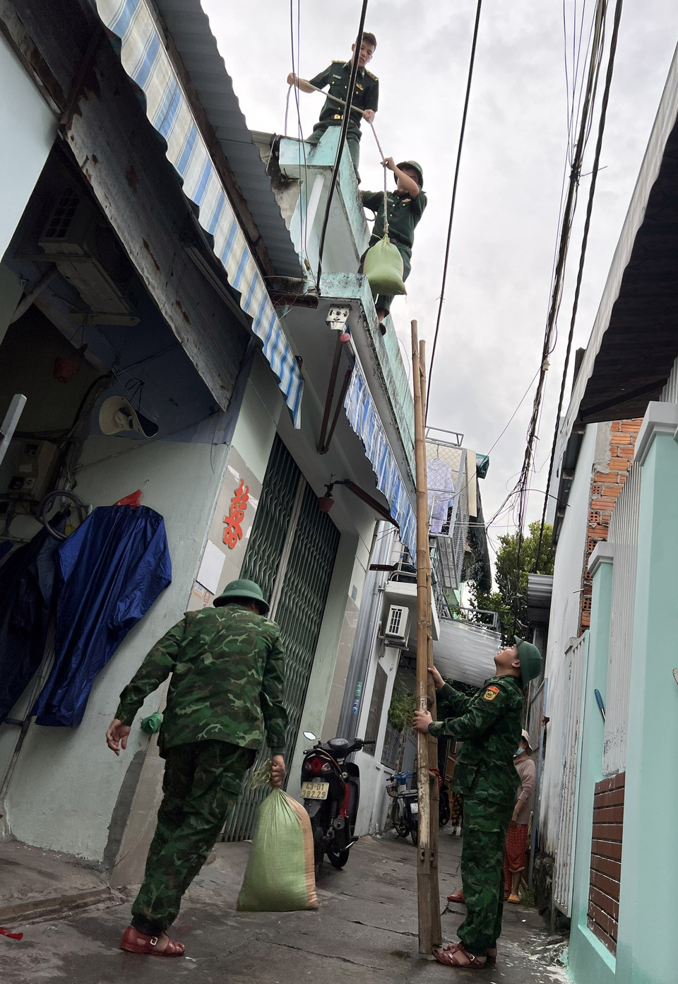 Bộ đội Biên phòng Đà Nẵng giúp dân chèn chống nhà cửa nhằm ứng phó với bão số 4. (Ảnh: TTXVN phát)