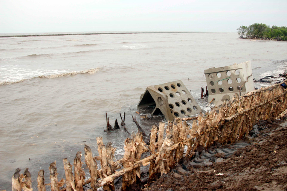 Một đoạn kè bị sóng đánh tan hoang. (Ảnh: Huỳnh Thế Anh/TTXVN)