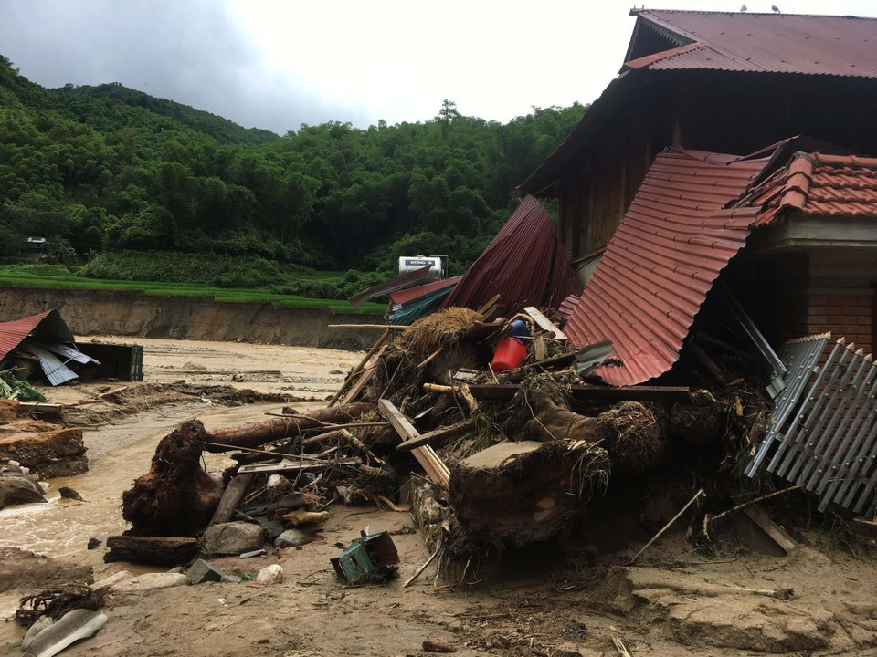 Nhà và tài sản của người dân bản Sa Ná tan hoang sau lũ dữ. (Ảnh: Trịnh Duy Hưng/TTXVN)