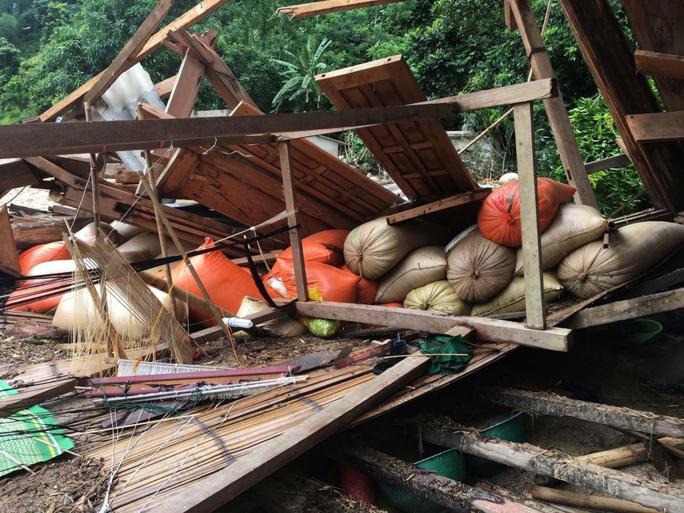 Nhà và tài sản của người dân bản Sa Ná tan hoang sau lũ dữ. (Ảnh: Trịnh Duy Hưng/TTXVN)