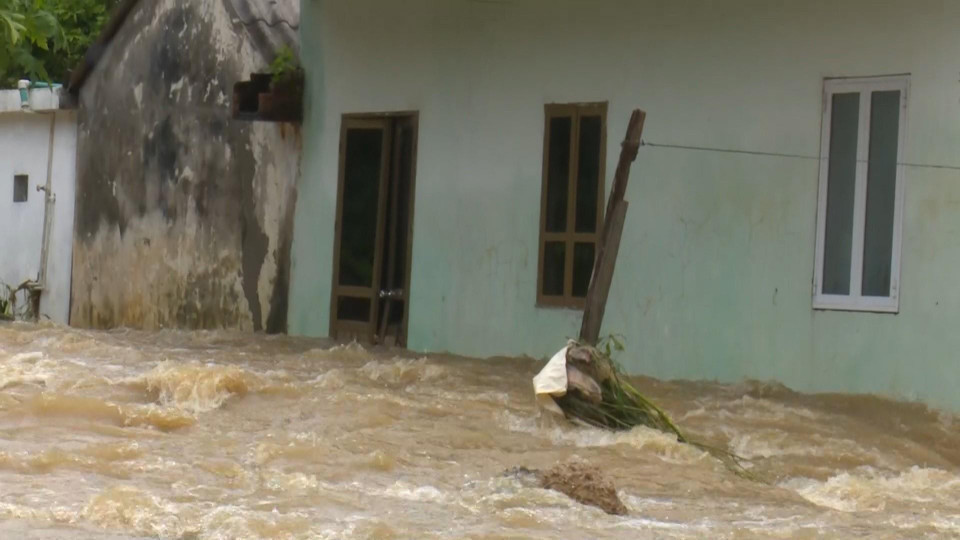 Mưa lớn, nước tràn vào nhà dân ở xã Đông Sang, huyện Mộc Châu, tỉnh Sơn La. (Ảnh: TTXVN)