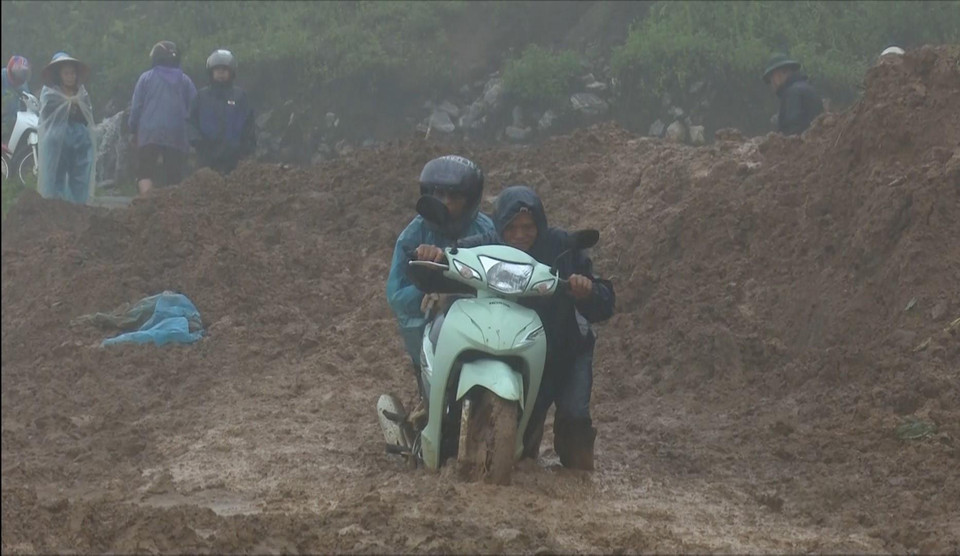 Nhiều tuyến đường ở huyện Vân Hồ, tỉnh Sơn La bị sạt lở đất khiến giao thông đi lại khó khăn. (Ảnh: TTXVN)