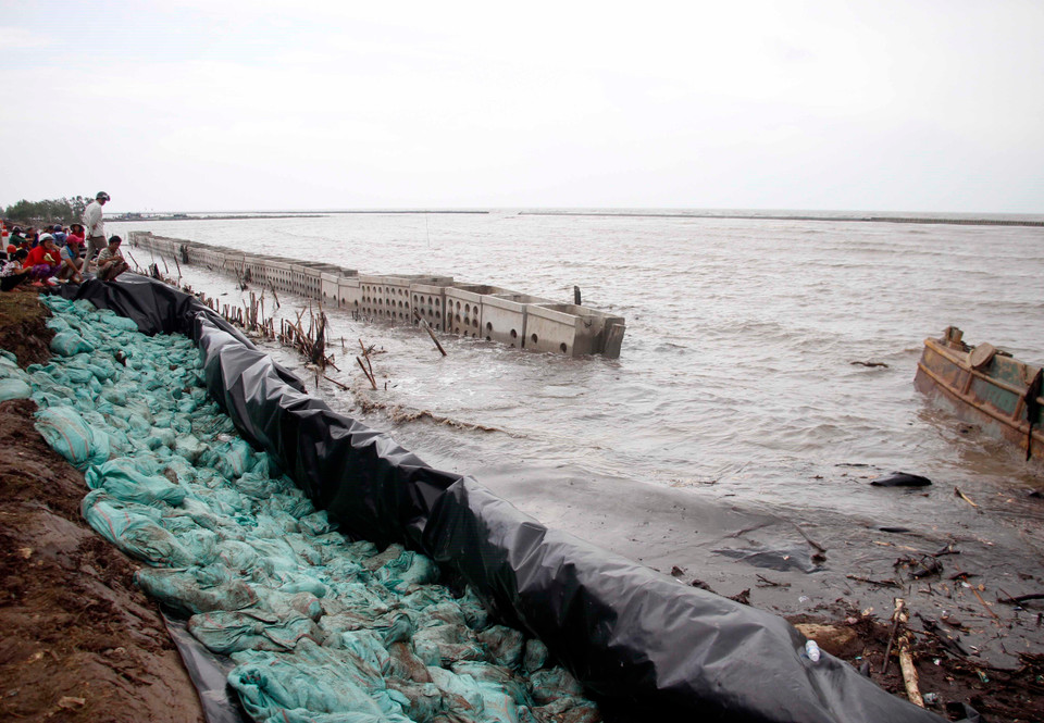 Trong hai ngày qua, sóng lớn đánh liên tiếp gây sạt lở thân đê tại tuyến đê phòng hộ ven biển Tây, thuộc xã Khánh Bình Tây, huyện Trần Văn Thời, tỉnh Cà Mau. (Ảnh: Huỳnh Thế Anh/TTXVN)