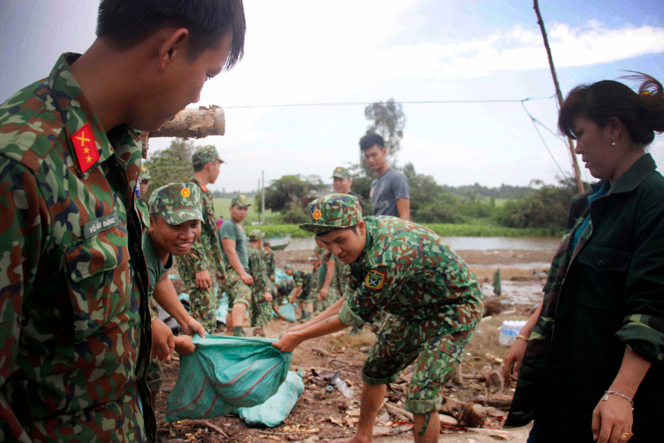 Tỉnh Cà Mau đang tích cực huy động mọi nguồn lực nhằm bảo vệ đoạn đê xung yếu trước nguy cơ bị vỡ. (Ảnh: Huỳnh Thế Anh/TTXVN)
