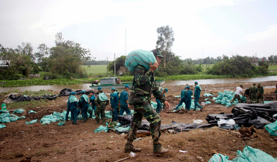 Tỉnh Cà Mau đang tích cực huy động mọi nguồn lực nhằm bảo vệ đoạn đê xung yếu trước nguy cơ bị vỡ. (Ảnh: Huỳnh Thế Anh/TTXVN)