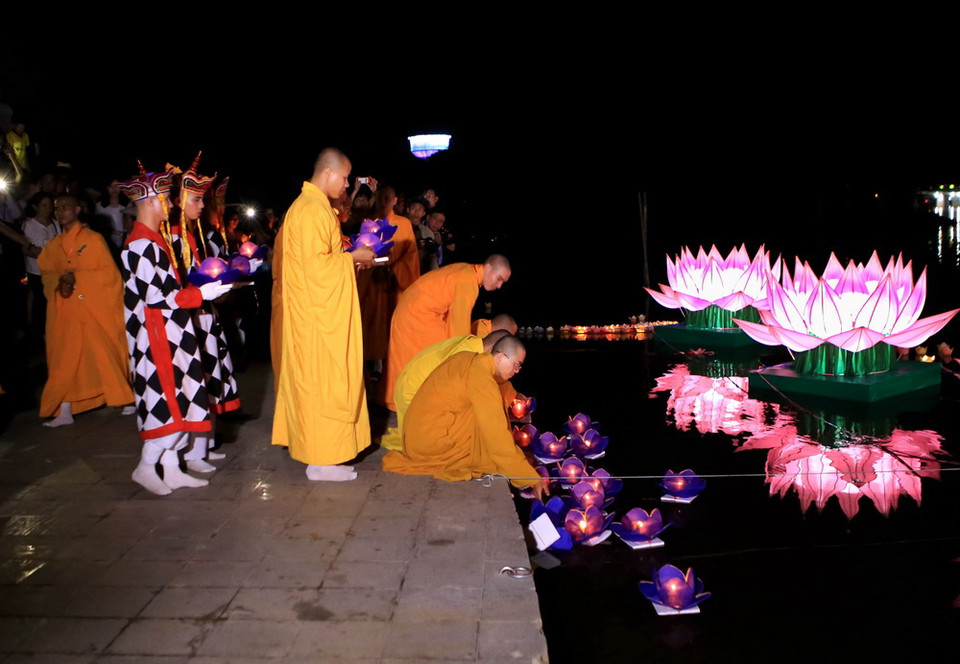 Lễ thả hoa đăng trên dòng sông Hương. (Ảnh: Hồ Cầu/TTXVN)