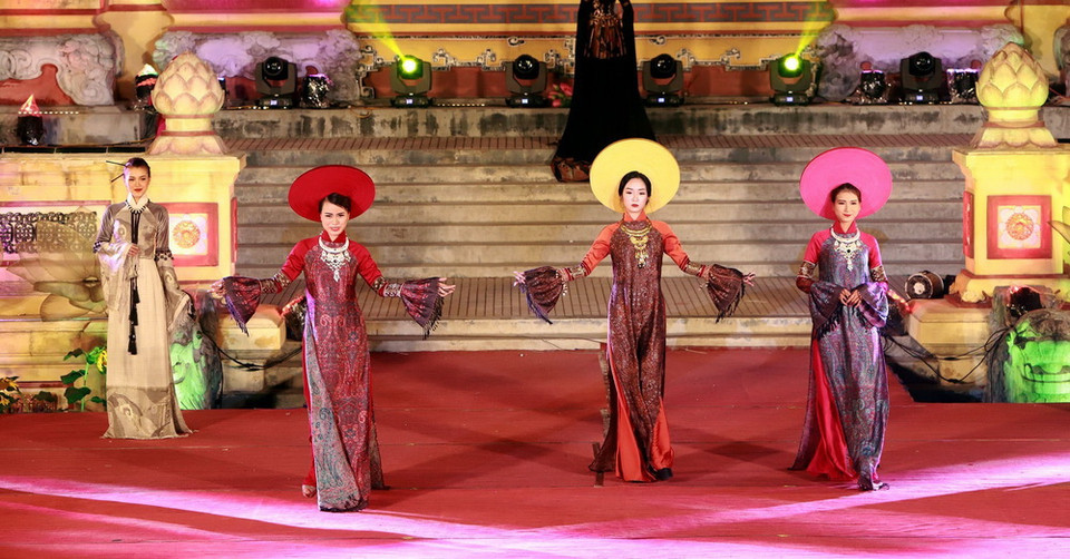 Trình diễn áo dài tại chương trình. (Ảnh: Hoàng Hùng/TTXVN)