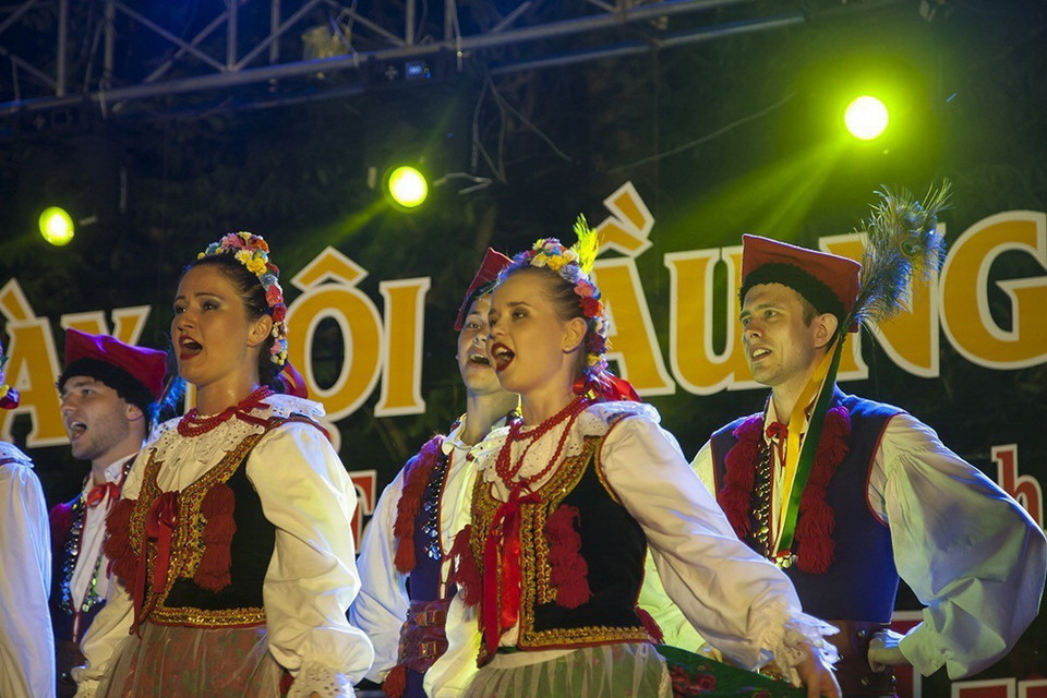 Đoàn múa dân gian Sibirskye Uzory (Nga) tại đêm diễn. (Ảnh: Mai Trang/TTXVN)