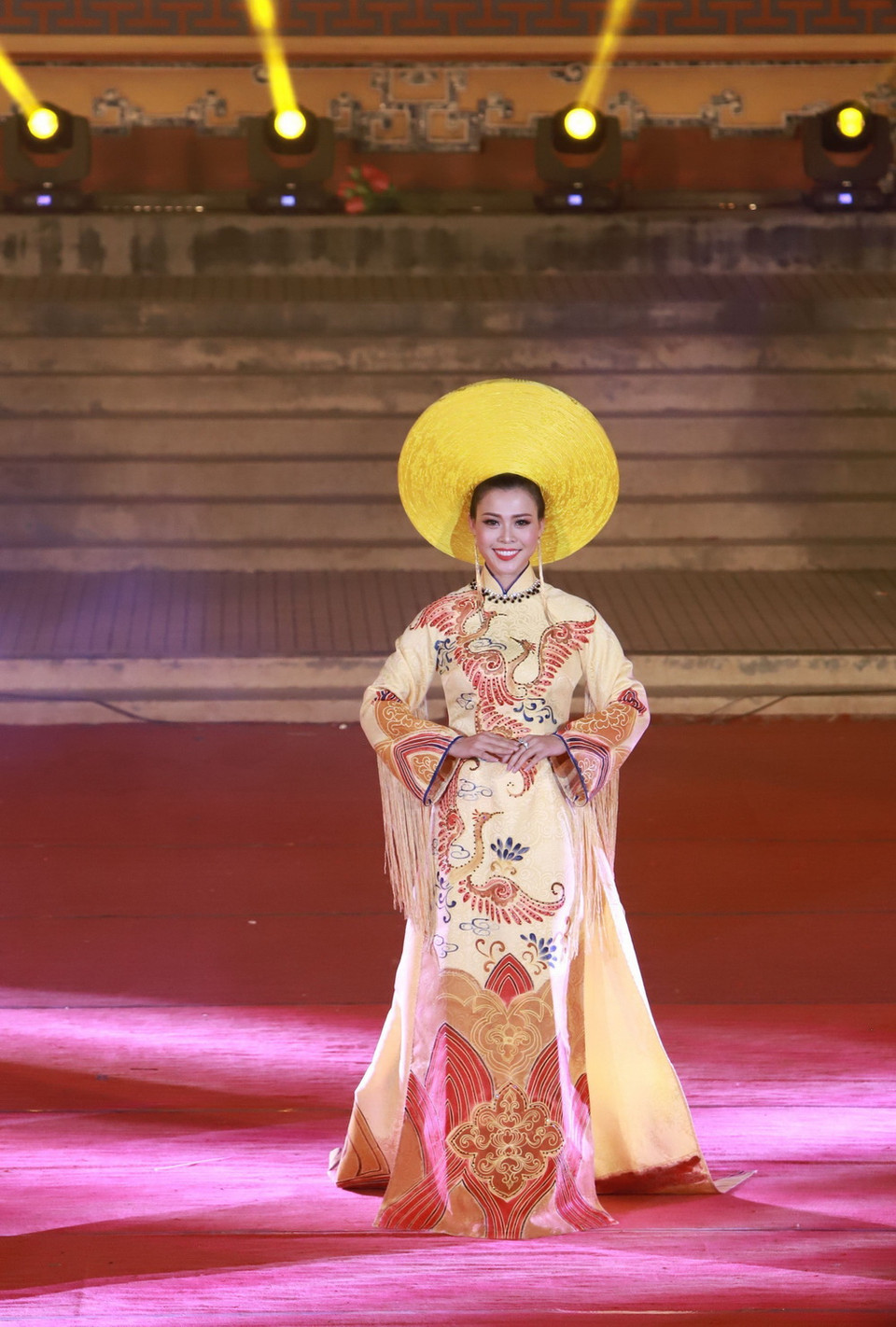 Trình diễn áo dài tại chương trình. (Ảnh: Hoàng Hùng/TTXVN)