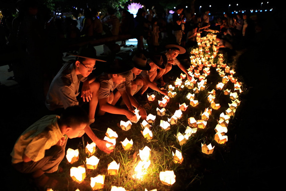 Chương trình nghệ thuật chào mừng Lễ hội hoa đăng 'Tỏa sáng niềm tin.' (Ảnh: Hồ Cầu/TTXVN)