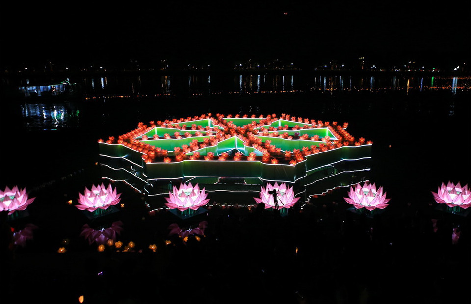 Chương trình nghệ thuật chào mừng Lễ hội hoa đăng Tỏa sáng niềm tin. (Ảnh: Hồ Cầu/TTXVN)