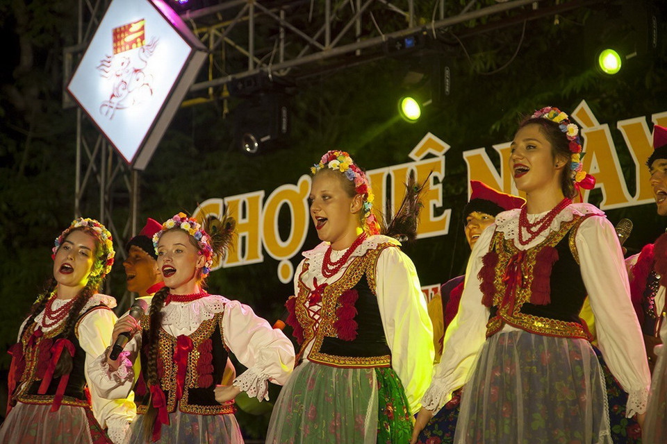 Đoàn múa dân gian Sibirskye Uzory (Nga) tại đêm diễn. (Ảnh: Mai Trang/TTXVN)