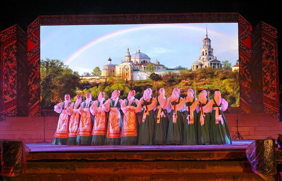 Những điệu múa dân gian đặc sắc từ Đoàn nghệ thuật dân gian Sibirskye Uzory (Nga). (Ảnh: Mai Trang/TTXVN)