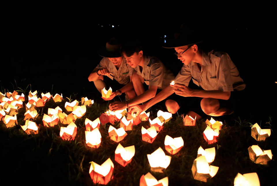 Chương trình nghệ thuật chào mừng Lễ hội hoa đăng 'Tỏa sáng niềm tin.' (Ảnh: Hồ Cầu/TTXVN)