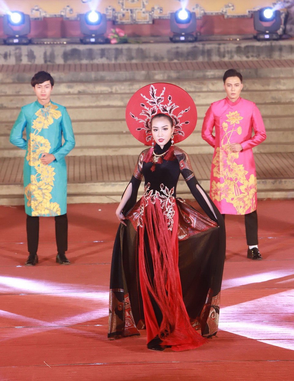 Trình diễn áo dài tại chương trình. (Ảnh: Hoàng Hùng/TTXVN)