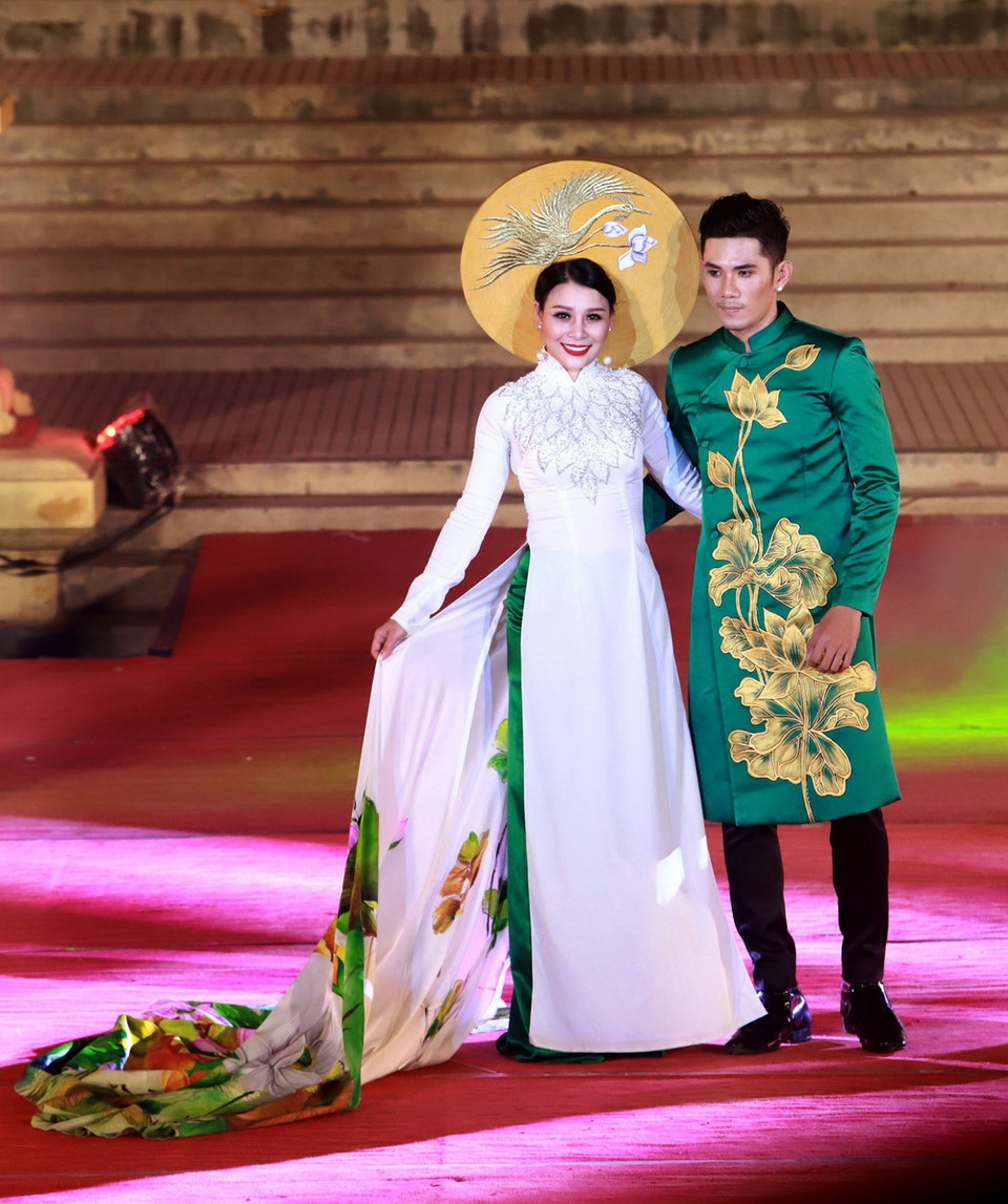 Trình diễn áo dài tại chương trình. (Ảnh: Hoàng Hùng/TTXVN)