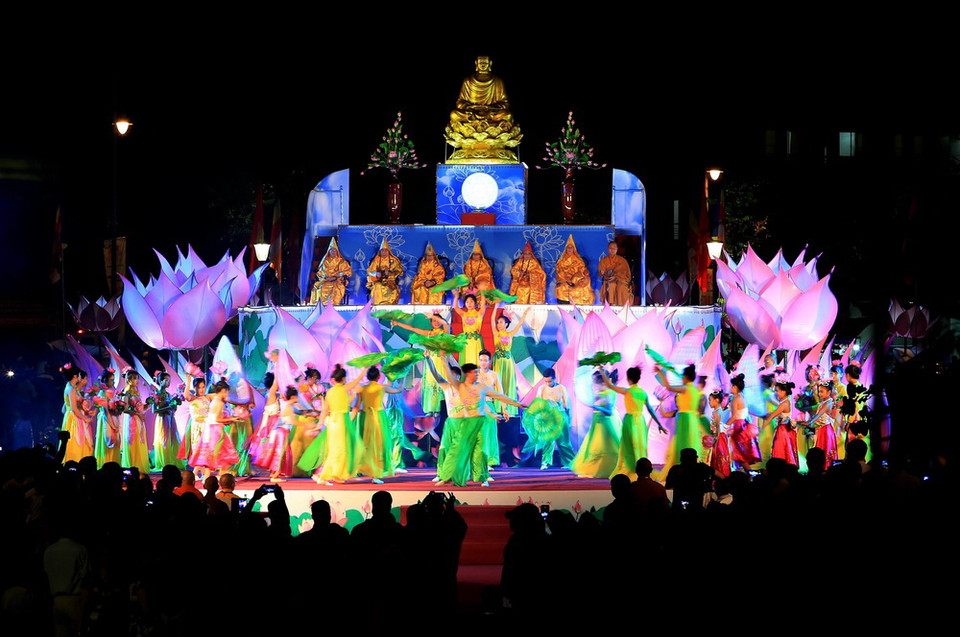 Chương trình nghệ thuật chào mừng Lễ hội hoa đăng 'Tỏa sáng niềm tin.' (Ảnh: Hồ Cầu/TTXVN)