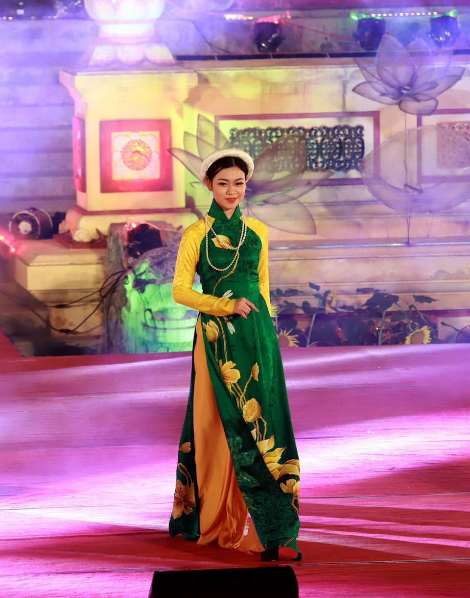 Trình diễn áo dài tại chương trình. (Ảnh: Hoàng Hùng/TTXVN)