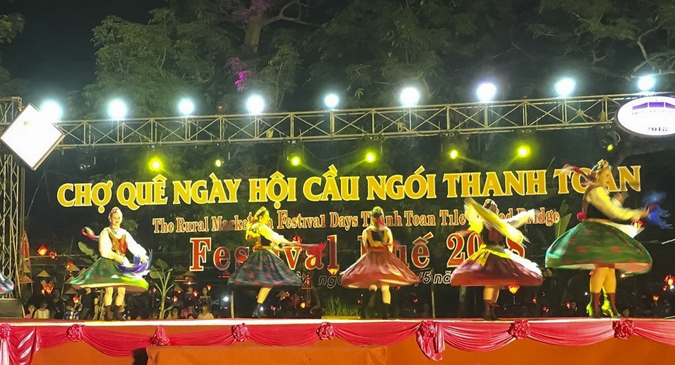 Những điệu múa dân gian đặc sắc từ Đoàn nghệ thuật dân gian Sibirskye Uzory (Nga). (Ảnh: Mai Trang/TTXVN)