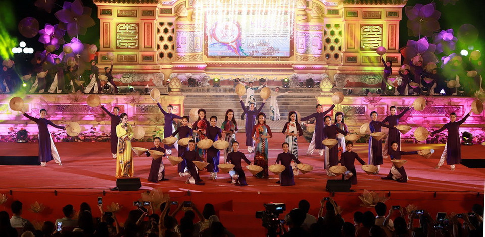 Trình diễn áo dài tại chương trình. (Ảnh: Hoàng Hùng/TTXVN)