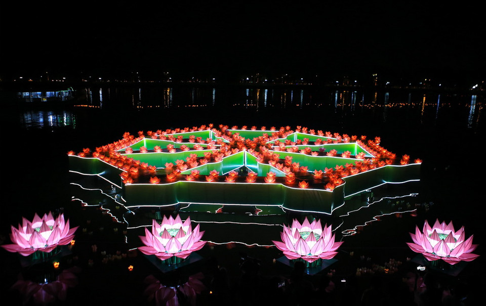 Chương trình nghệ thuật chào mừng Lễ hội hoa đăng Tỏa sáng niềm tin. (Ảnh: Hồ Cầu/TTXVN)