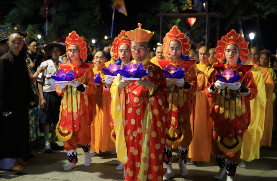 Chương trình nghệ thuật chào mừng Lễ hội hoa đăng 'Tỏa sáng niềm tin.' (Ảnh: Hồ Cầu/TTXVN)