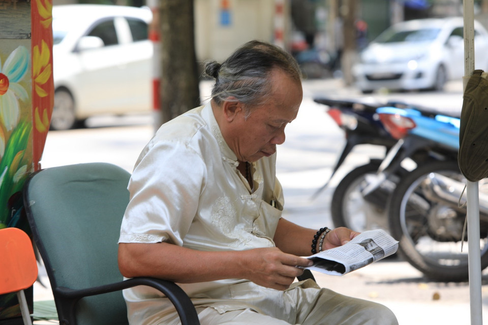 Người già trên 60 tuổi là nhóm có nguy cơ cao mắc COVID-19 cần chú ý đeo khẩu trang khi ra đường. (Ảnh: Thành Đạt/TTXVN)