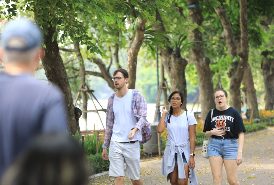 Tại khu vực Hồ Hoàn Kiếm, khách du lịch nước ngoài chủ quan không đeo khẩu trang phòng chống dịch. (Ảnh: Thành Đạt/TTXVN)