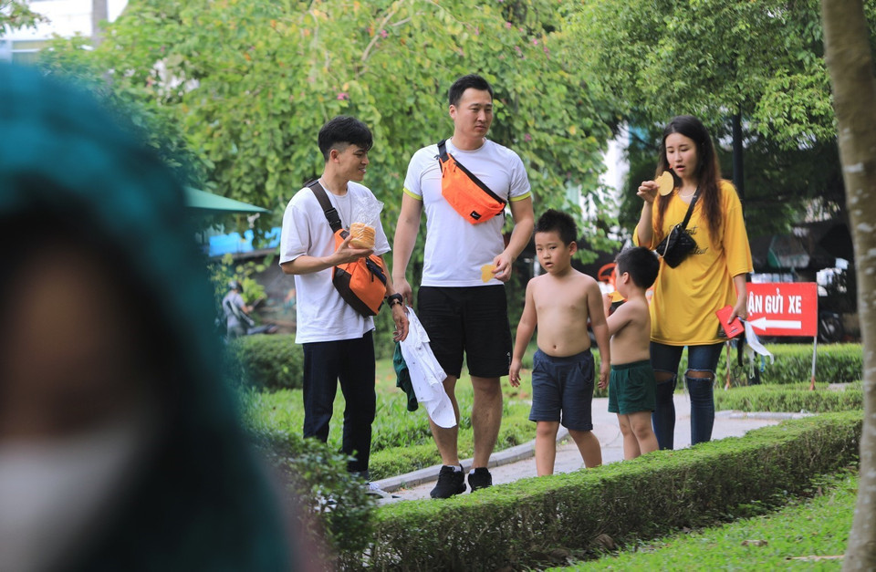 Khách du lịch chủ quan không đeo khẩu trang tại khu vực Hồ Tây. (Ảnh: Thành Đạt/TTXVN)