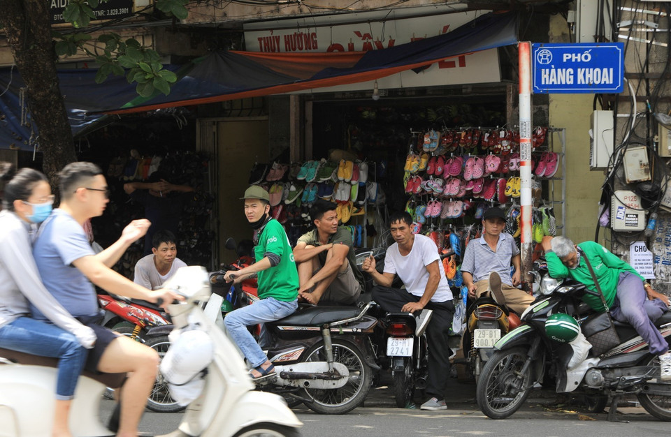 Rất nhiều người dân chủ quan không đeo khẩu trang và đảm bảo khoảng cách giãn cách cần thiết. (Ảnh: Thành Đạt/TTXVN)