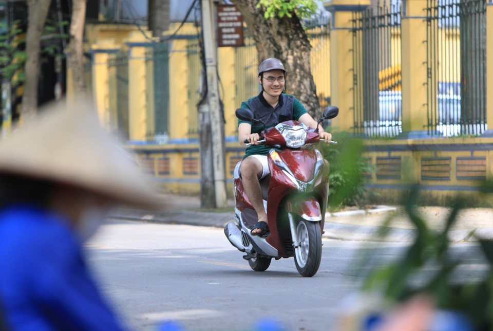  Người dân Thủ đô ra đường vẫn còn chủ quan không đeo khẩu trang. (Ảnh: Thành Đạt/TTXVN)