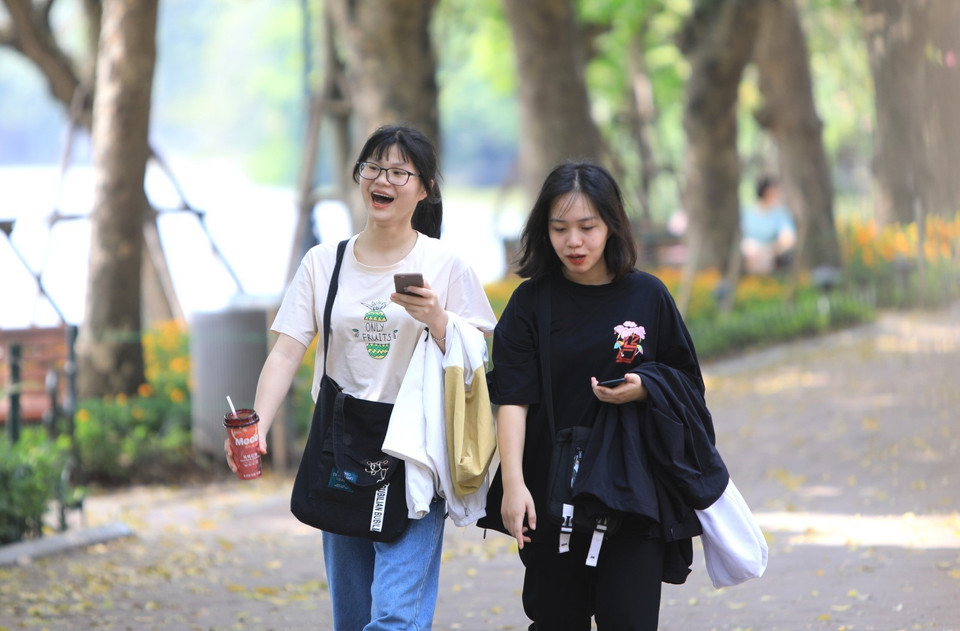 Tại khu vực Hồ Hoàn Kiếm, các bạn trẻ chủ quan không đeo khẩu trang phòng chống dịch. (Ảnh: Thành Đạt/TTXVN)