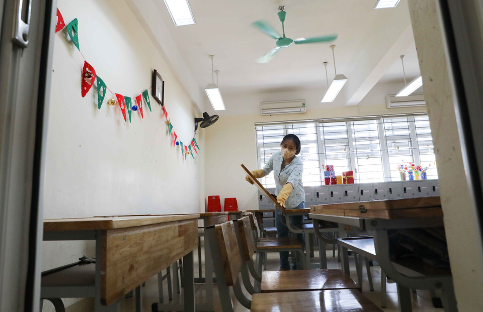 Trường THCS Mạc Đĩnh Chi, quận Ba Đình tiến hành dọn dẹp, tổng vệ sinh toàn trường trong sáng 2/5. (Ảnh: TTXVN)