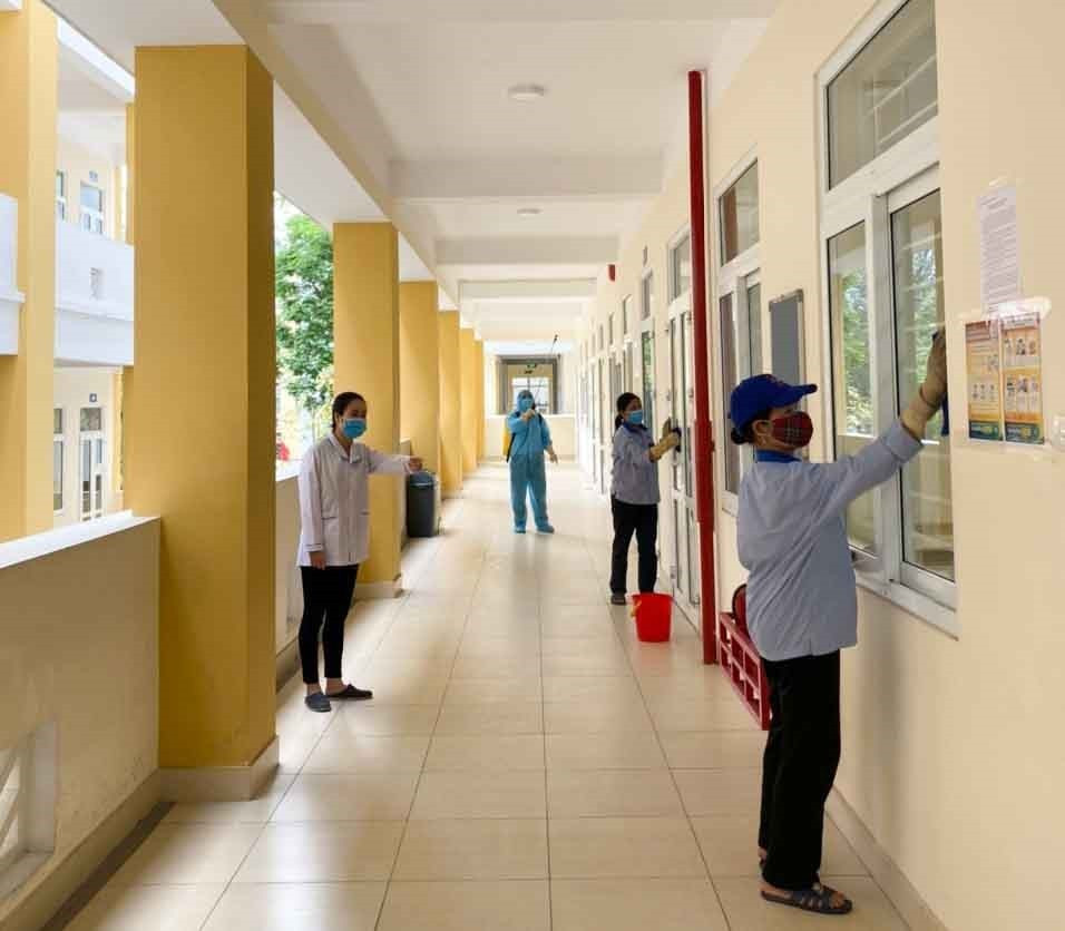  Trường THPT Trần Nhân Tông, quận Hai Bà Trưng phun thuốc khử khuẩn, tổng vệ sinh toàn trường, sẵn sàng đón học sinh trở lại vào ngày 4/5 tới đây. (Ảnh: TTXVN)