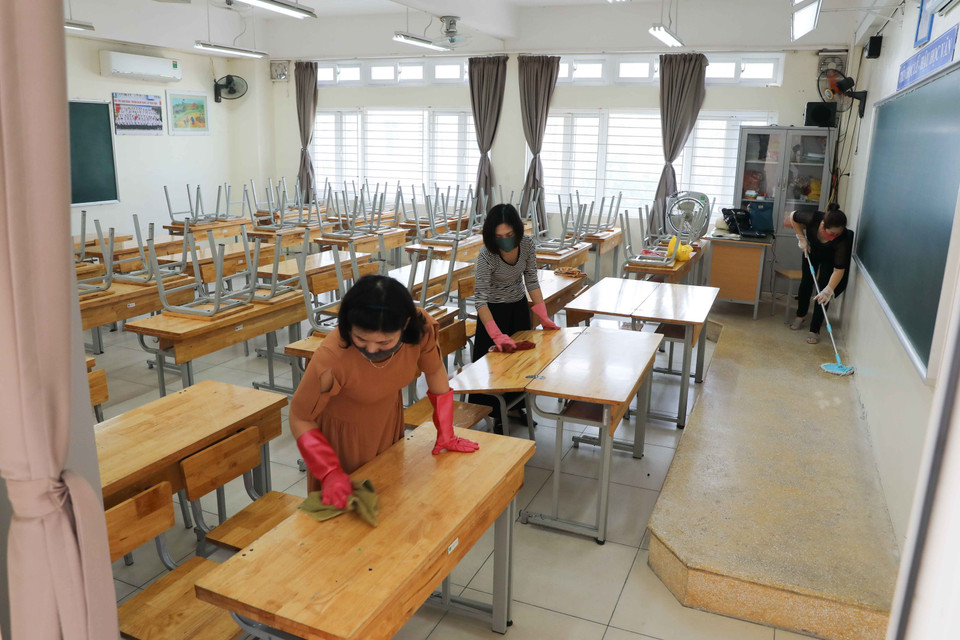 Giáo viên Trường THCS Phan Chu Trinh, quận Ba Đình tiến hành dọn dẹp, tổng vệ sinh toàn trường trong sáng 2/5. (Ảnh: TTXVN)