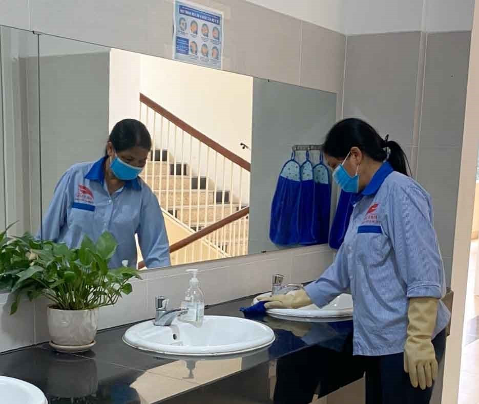 Trường THPT Trần Nhân Tông, quận Hai Bà Trưng hoàn thành tổng vệ sinh toàn trường, sẵn sàng đón học sinh trở lại vào ngày 4/5 tới đây. (Ảnh: TTXVN)