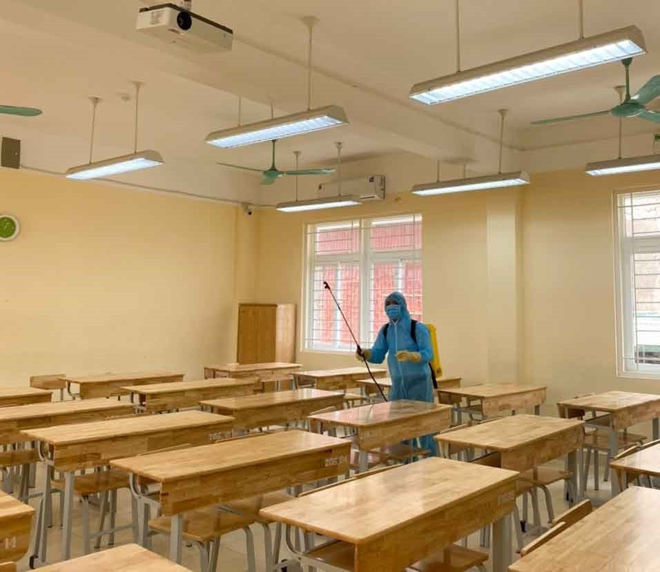 Trường THPT Trần Nhân Tông, quận Hai Bà Trưng phun thuốc khử khuẩn, tổng vệ sinh toàn trường, sẵn sàng đón học sinh trở lại vào ngày 4/5 tới đây. (Ảnh: TTXVN)