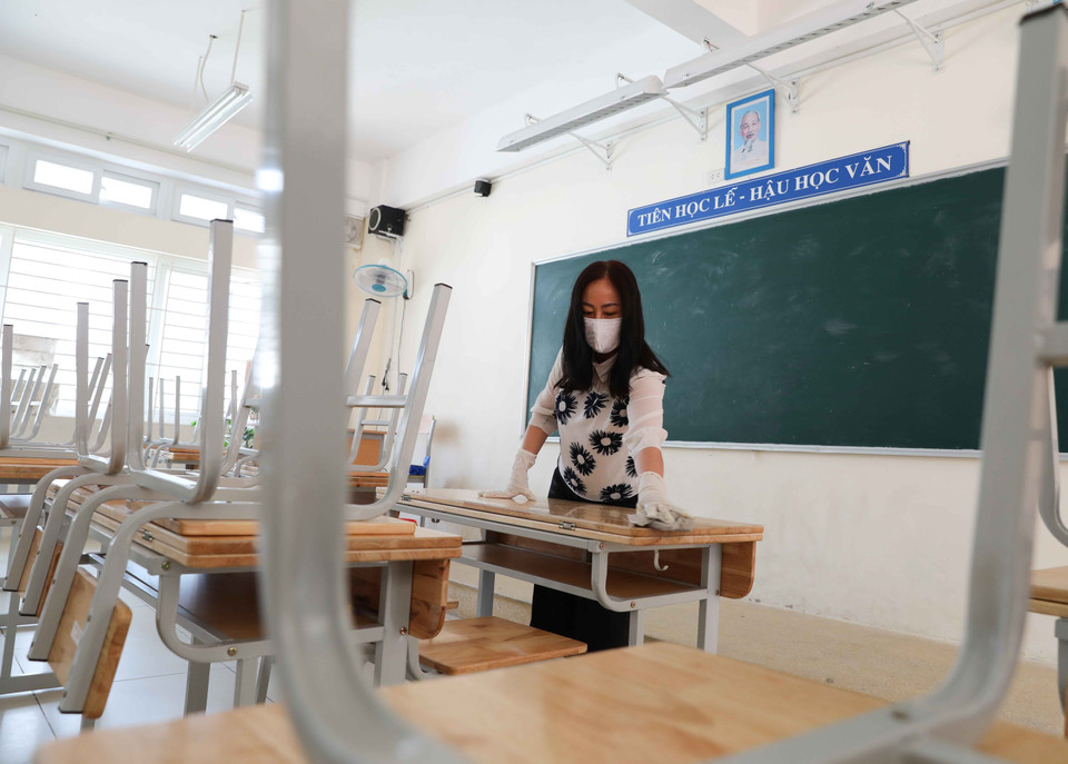 Giáo viên Trường THCS Phan Chu Trinh, quận Ba Đình tiến hành dọn dẹp, tổng vệ sinh toàn trường trong sáng 2/5. (Ảnh: TTXVN)