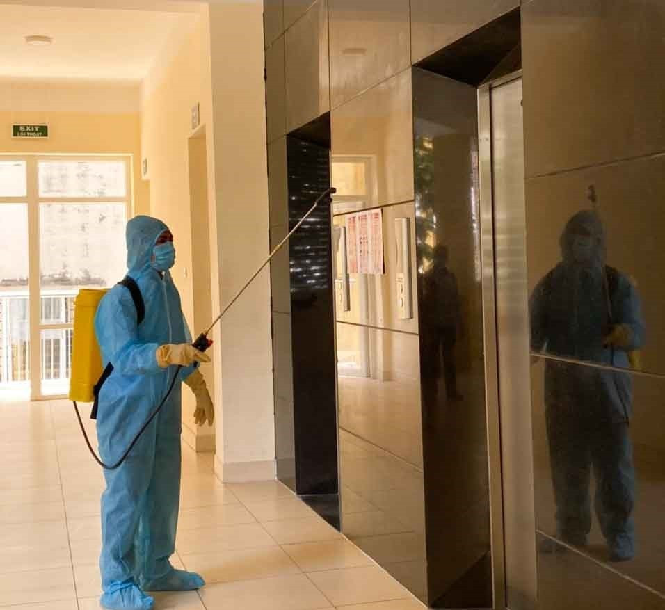  Trường THPT Trần Nhân Tông, quận Hai Bà Trưng phun thuốc khử khuẩn, tổng vệ sinh toàn trường, sẵn sàng đón học sinh trở lại vào ngày 4/5 tới đây. (Ảnh: TTXVN)