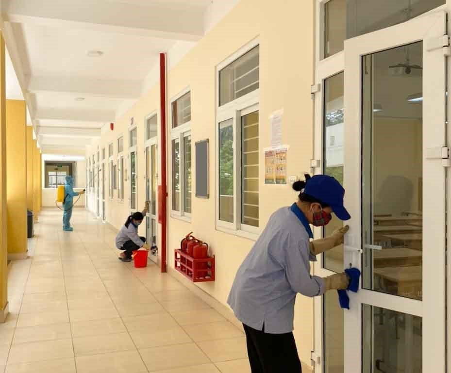 Trường THPT Trần Nhân Tông, quận Hai Bà Trưng tổng vệ sinh toàn trường, sẵn sàng đón học sinh trở lại vào ngày 4/5 tới đây. (Ảnh: TTXVN)