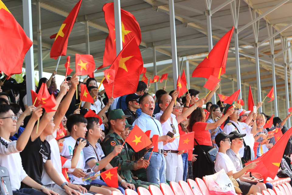 Rất đông bà con cộng đồng người Việt Nam tại Nga đã đến thao trường Alabino, ngoại ô Moskva để cổ vũ cho đội tuyển xe tăng thi đấu. (Ảnh: Duy Trinh/TTXVN)