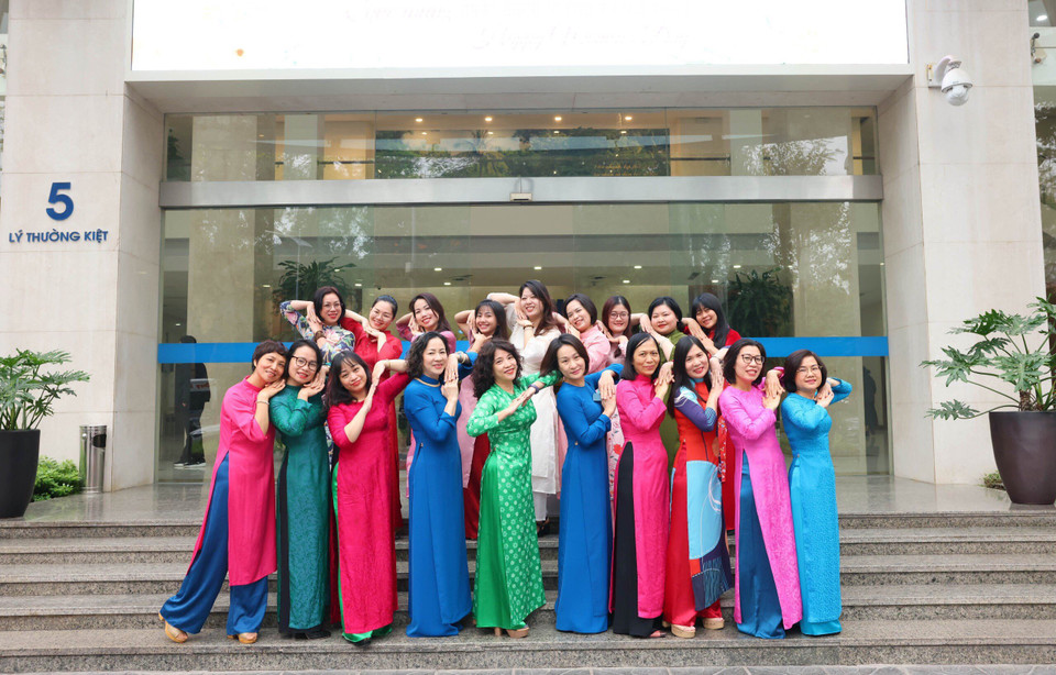 Cán bộ, phóng viên, biên tập viên Ban Biên tập Tin Kinh tế trong trang phục áo dài nhiều màu sắc. (Nguồn: Vietnam+)