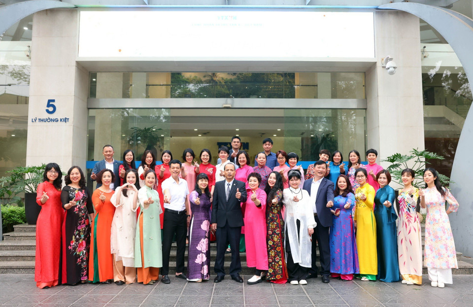 Phóng viên, biên tập viên Ban Biên tập Ảnh trong tà áo dài. (Nguồn: Vietnam+)